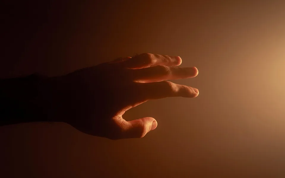 Ausgestreckte helfende Hand im warmen Licht (Symbolbild Nothilfe)