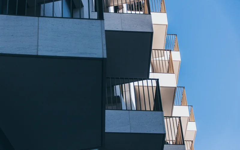 Neubau-Wohngebäude mit Balkonen, Froschperspektive